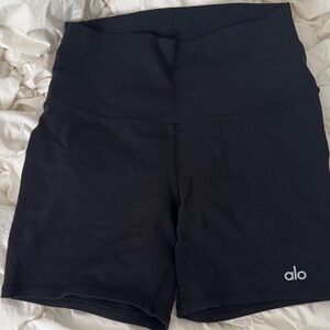 ALO Yoga Women's Black High-Waist Shorts 5”